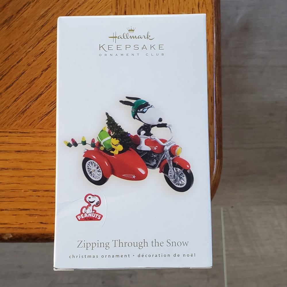 Hallmark Snoopy ornament dated 2009